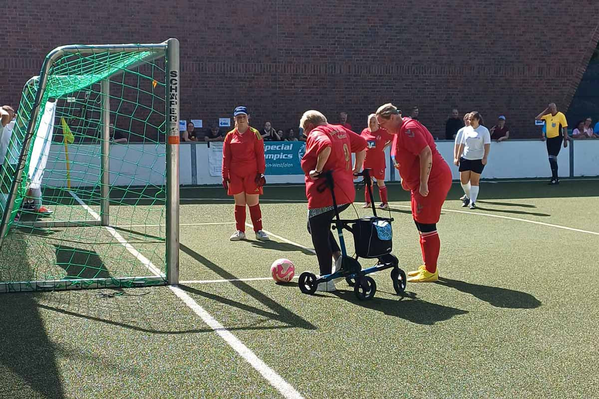 Oma Gunda, 80, auf Torejagd mit ihrem Rollator im Spiel der Ibbenbürener Kickers.