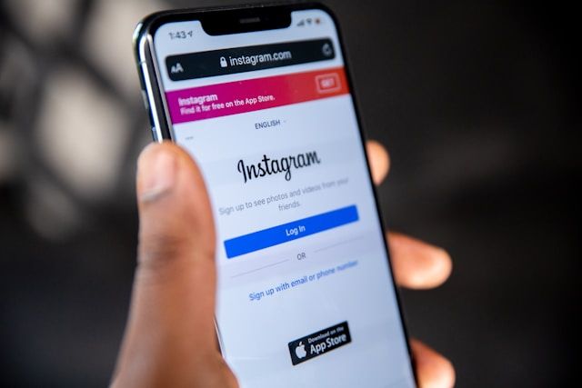 Afbeelding van een telefoon met de Instagram-app geopend