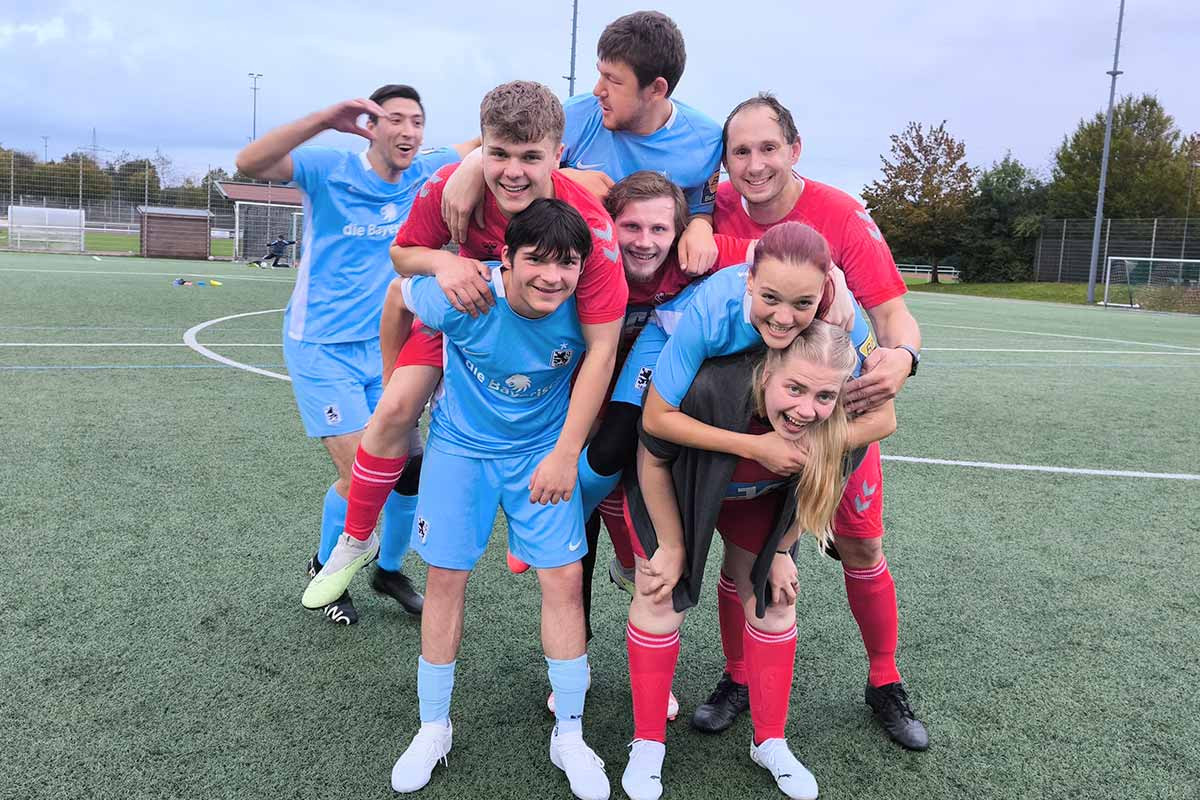 Gruppenfoto nach dem Freundschaftsspiel zwischen den Ibbenbürener Kickers und TSV 1860 München.