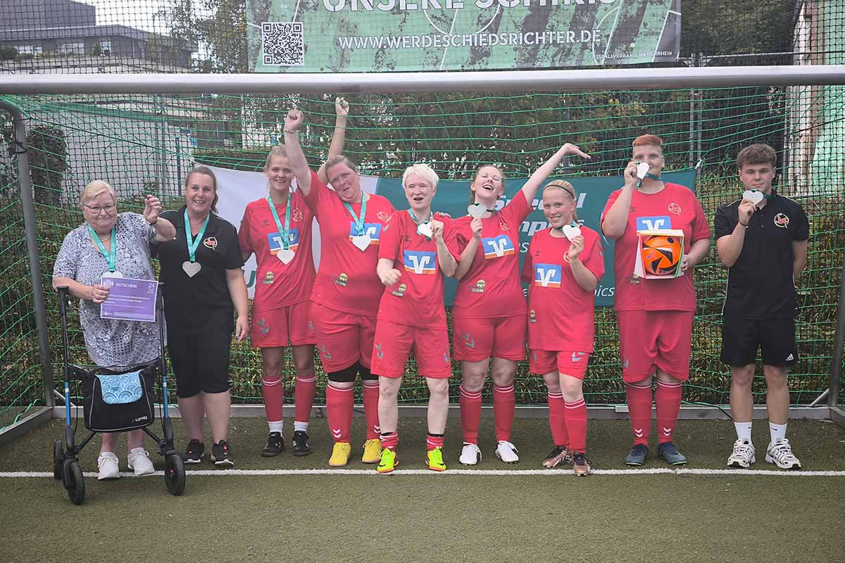 Ibbenbürener Kickers Ladies feiern ihren verdienten 2. Platz nach einem tollen Turnier.